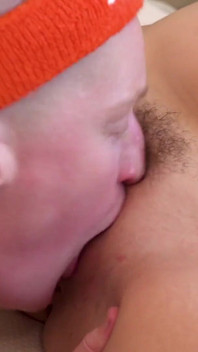 Sporty Hirsute Ginger dalam stoking peha-tinggi dijilat dan dijolok sehingga orgasme pancut mani