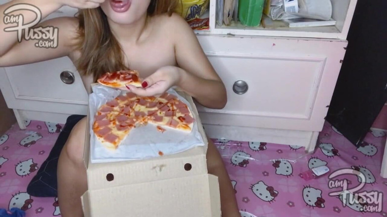 AmPussy: Naked pizza eater