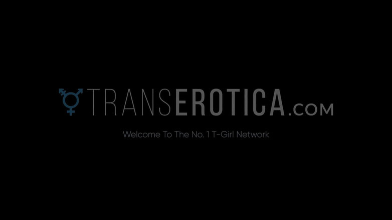TransErotica: Transerotica roodharige TS Foxxy neukt harde rondborstige Sarah Alexis