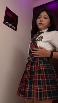 학생 유니폼을 입고 창녀를 따먹는 바람둥이 아시아 남편.