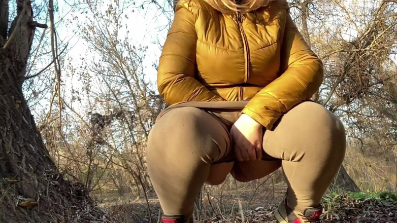 OurFetishLife: Natte kut van een volwassen hurkende milf die pis