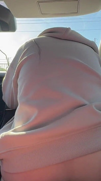 Deliciosul Jimmy și curva Kitty se excită în mașină și încep să se fută