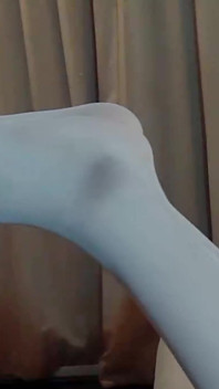Bílá nylonová punčocháče footjob - měkké asijské nohy ho udělají tvrdě