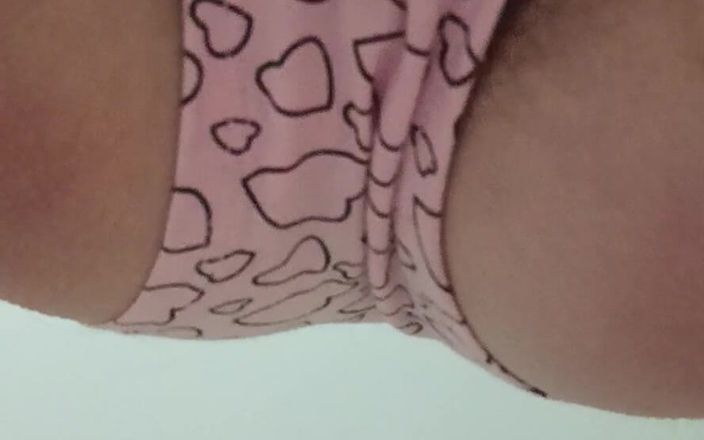 Lesbian-candys: Eu masturbo minha buceta peluda debaixo da mesa na classe