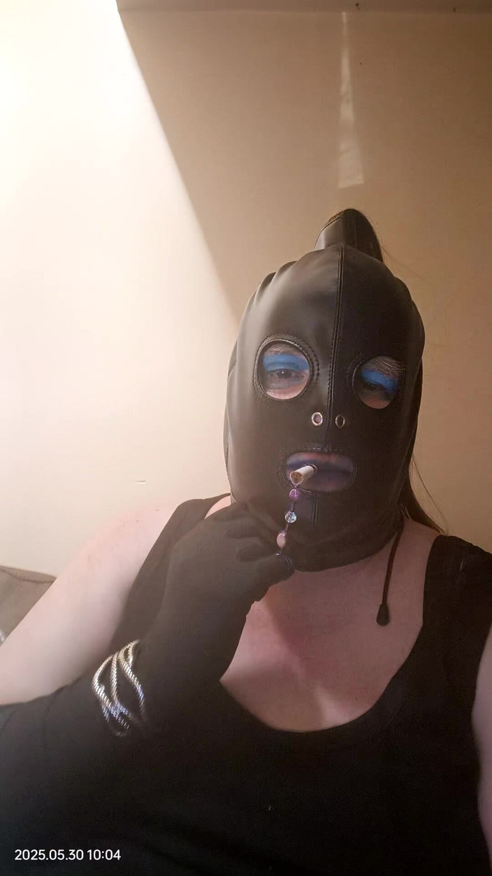 Stephanie-Nicole-TV: Grandota fumando un cigarrillo usando un anillo y hablando sucio