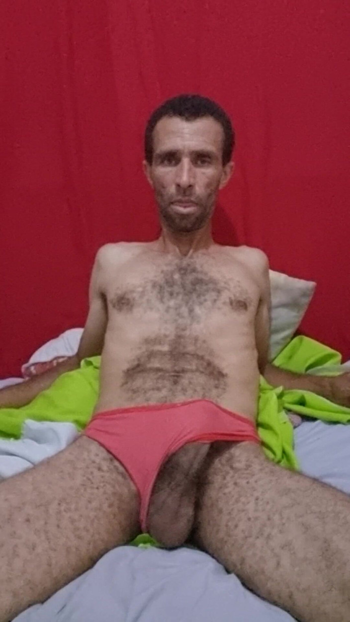 osmar1221: Toți vin și se bucură să mă urmărească masturbându-mă cu o...