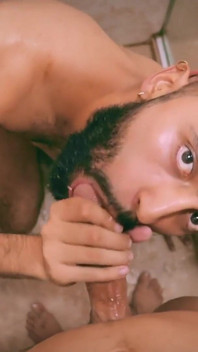 Facial en POV, Camilo Brown suce magic c grosse bite sous la douche en se faisant recouvrir le visage de sperme