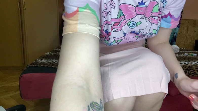 Cuteblonde666: Figa pelosa in gonna