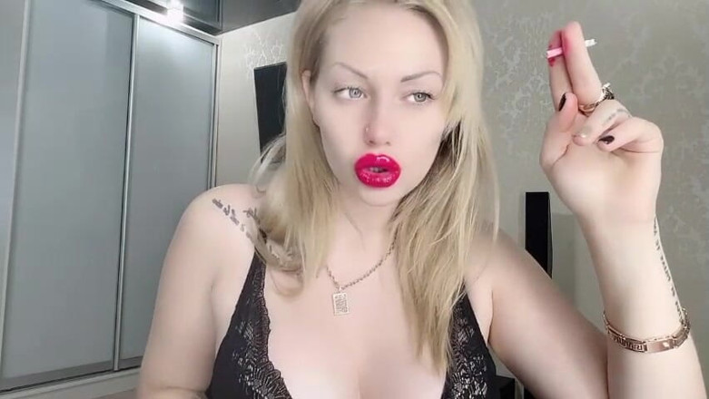 Goddess Misha Goldy: J'allume ma cigarette - tu as envoyé ! Trop facile !