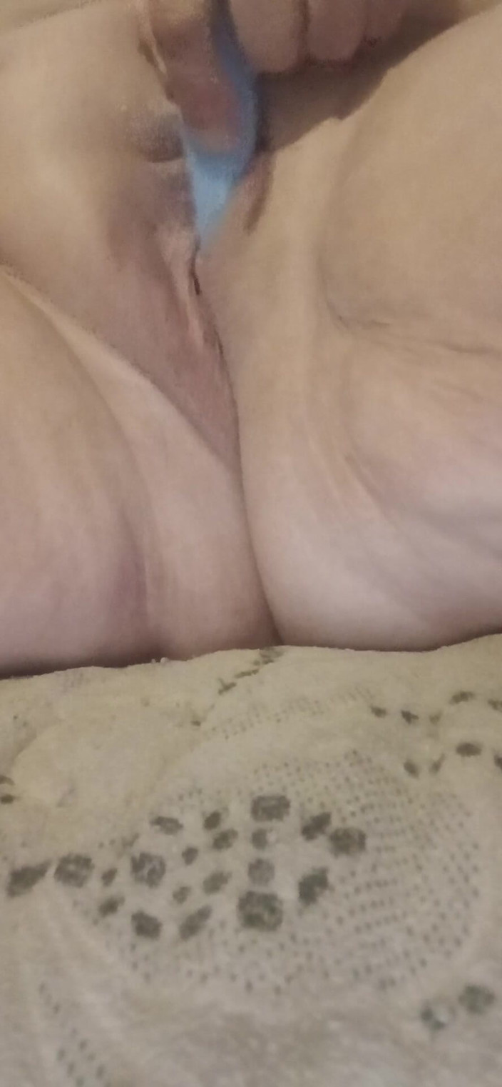 MAGLIGHTGIRL69: Vibrate my clit