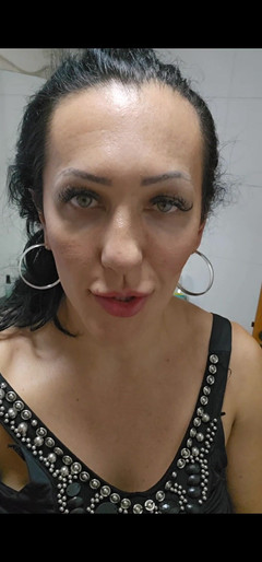 Shemale Ellyn Trans: 我的棍子湿了，我在公共场合的车里弄湿了我的裤子和内裤。