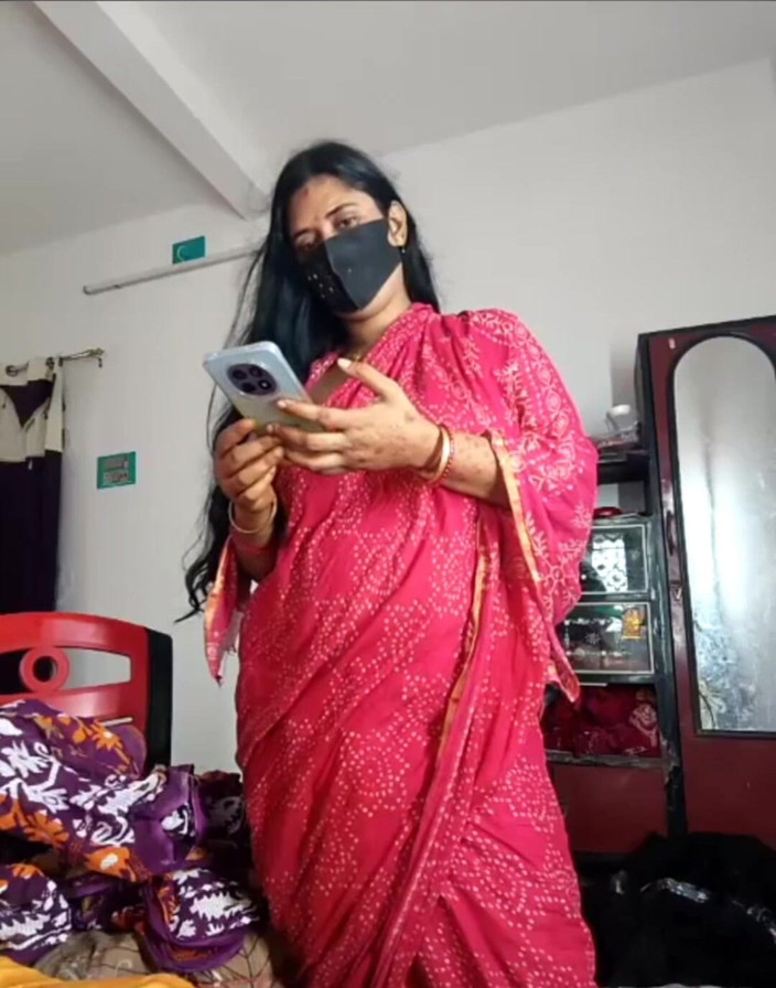 Laxmixh: 印度德西美丽的 bhabi 第一次出现在相机上