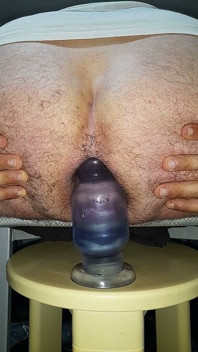 Îmi rup fundul cu dildo extra-mare și foarte lat în prim-plan