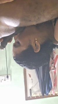 Une femme desi taille une pipe à son amant
