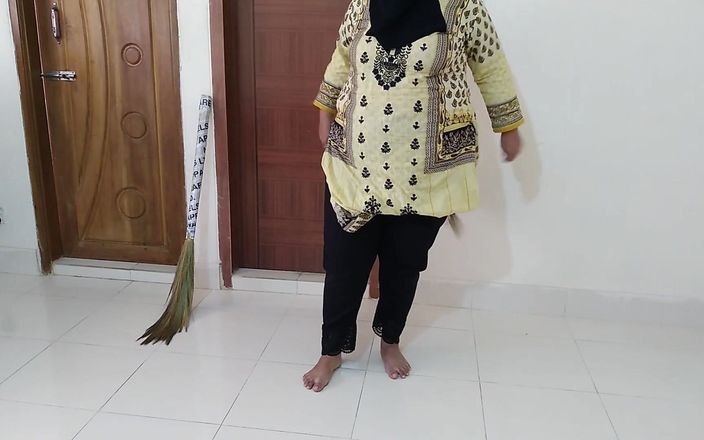 Aria Mia: Gran culo y enormes tetas hijabi mucama follada por el...