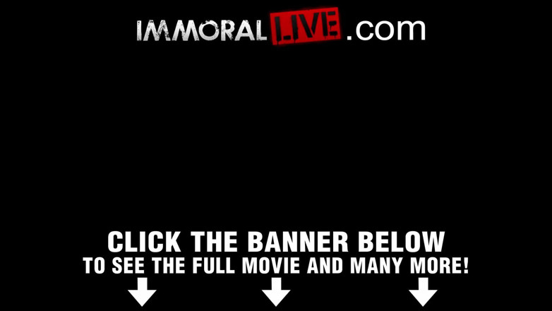 Immoral Live: Nicole Aniston eğlencesi fışkırtarak dölleniyor üçlü seks web kamerası gösterisi
