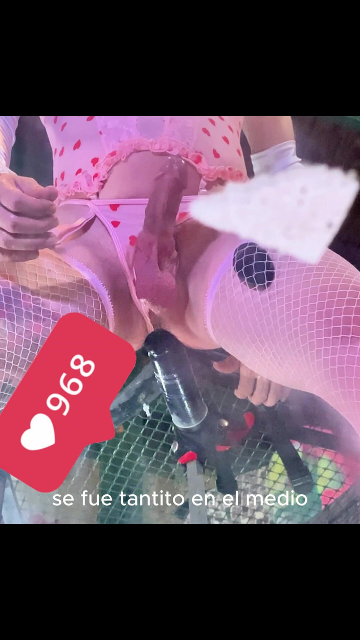 Benito414: Różowa pończocha bielizna Shemale Jazda czarny dildo na ścianie
