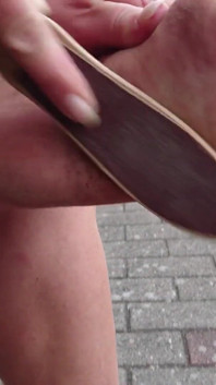 Outdoor-fußpflege auf dem linken fuß