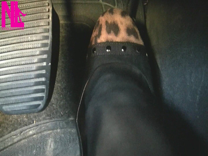 Nyllady: Pedal bombeando en pisos negros con top de leopardo