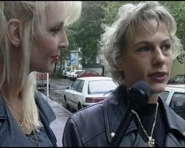 German's Lesbian: Rondborstige Duitse milf werd geneukt door speeltje tijdens een lesbische...