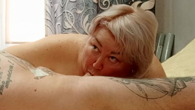 Zona901: Moja macocha przyszła i pomogła mi spermę ssąc i szarpając...