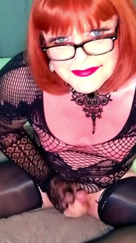 Trans-tante spielt und kommt