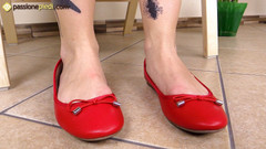 Foot Fetish HD: Lilith si hraje s koulemi