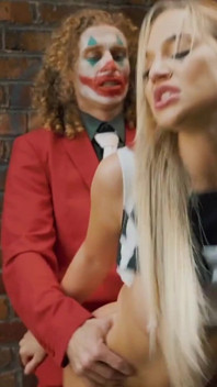 Blake Blossom como Harley Quinn é fodida com força por Coringa - Paródia cosplay pornô de Coringa