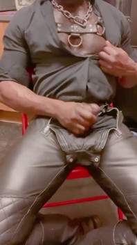 Masturbare cu blugi din piele și sesiune de tachinare porno gay