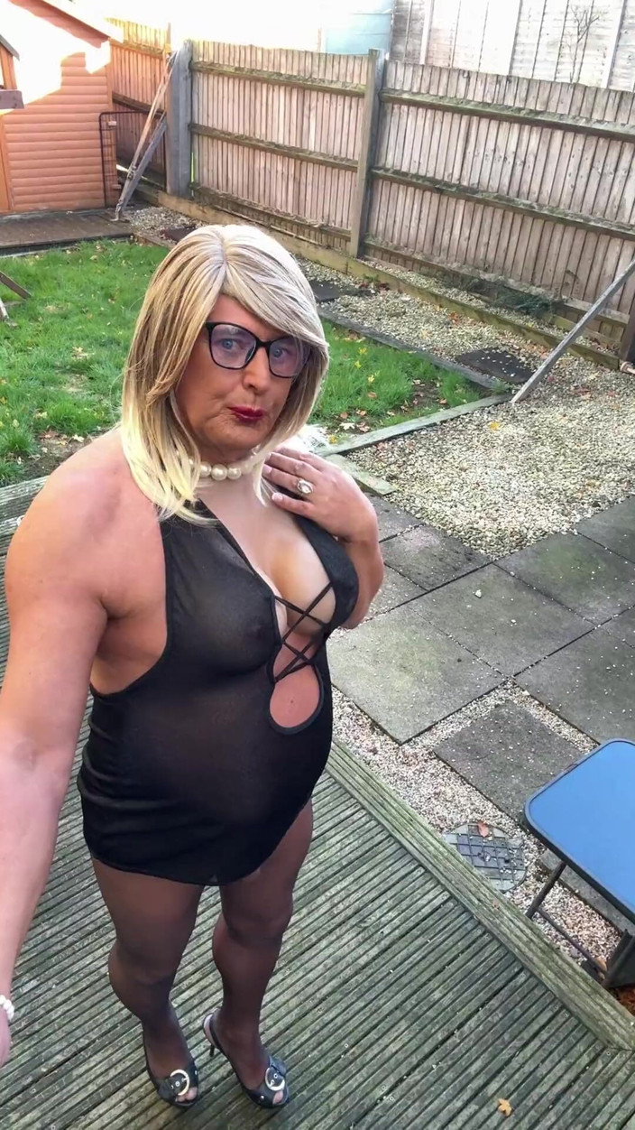 Kellycd2022: Сексуальний кроссдрессер kellycd2022 в чорному, прозорий одяг, безшовні колготки та підбори