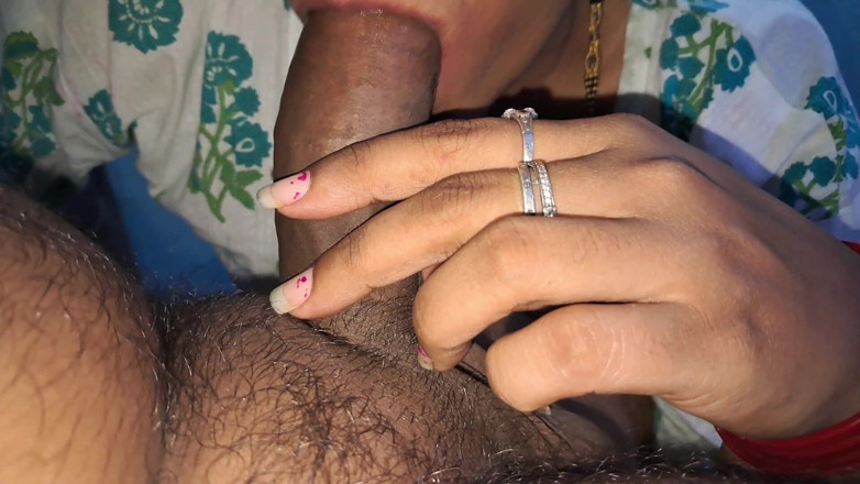 xshika: Une bhabhi desi indienne suce la bite de son grand...