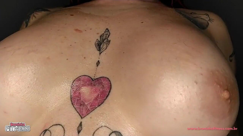 Bruninha Fitness: Mädchen mit dicken möpsen zeigt alles - dessous, rote stiefel und Öl!