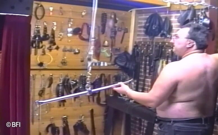House of lords and mistresses in the spanking zone: Si submisif matang disebat dan fisting dalam sesi BDSM