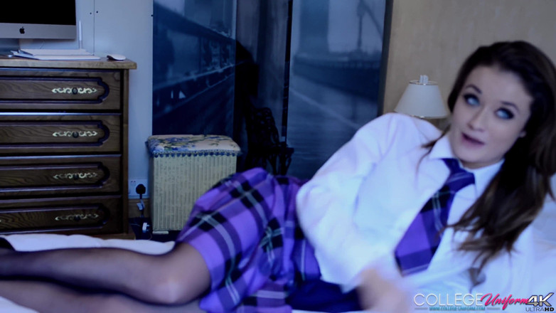 College Uniform: Jess impiazzi dengan seragam ungu dengan seragam lengkap