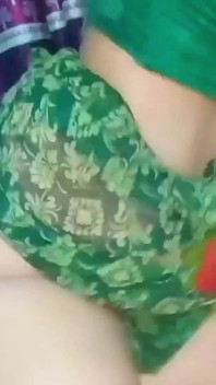 Il cognato ha trovato sua cognata da sola sul letto e ha fatto sesso con lei.