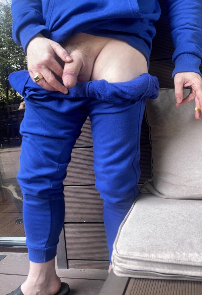 AmateurBoysPissing: Ragazzo amatoriale piscia in un bicchiere davanti alla sua coinquilina