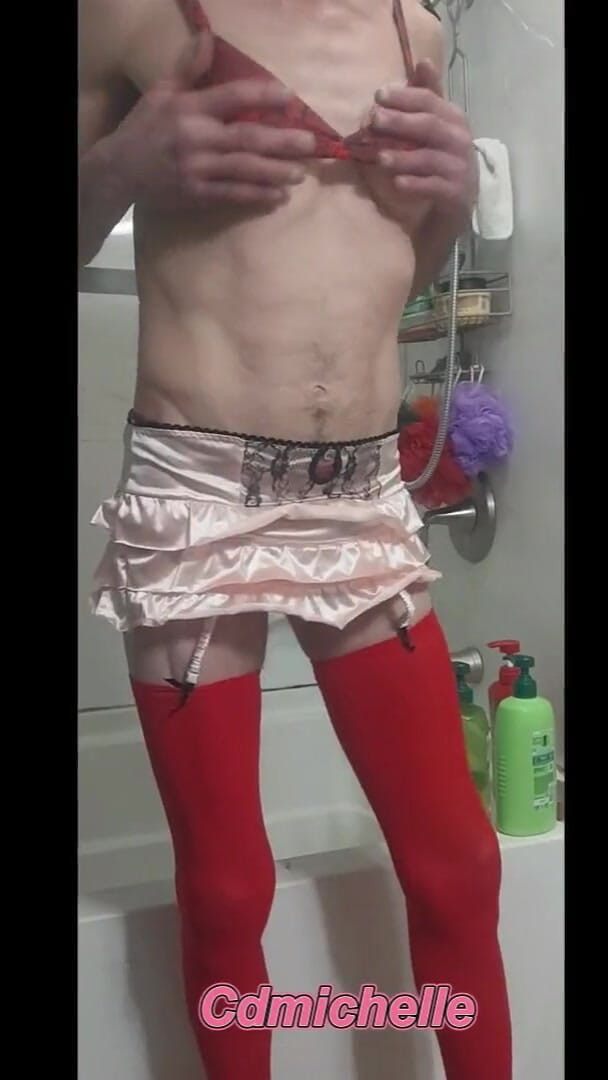 Crossdressers Cd Michelle wearing sexy lingerie: Cdmichelle spielt unter der dusche und trägt sexy badeanzug