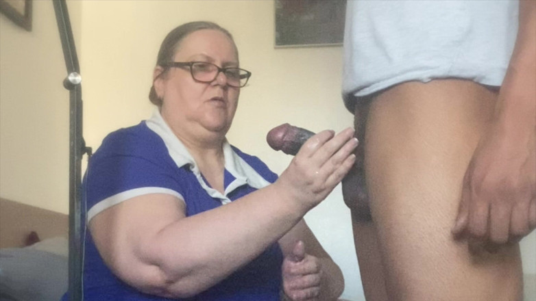 Daddykane: Handliche oma OMA Edging Interracial für Spermaladung in ihre Hand...