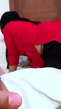 Empregada muçulmana com bunda enorme sendo fodida pelo chefe!