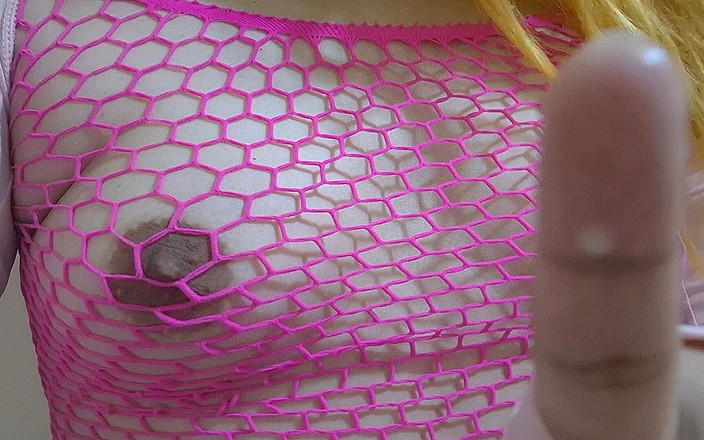 fermerino: Trans s obrovskými nafouklé bradavky dojení trestá a fackuje je,...