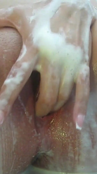 Magra e piccola ma così monella che si masturba sotto la doccia e ha un ottimo orgasmo