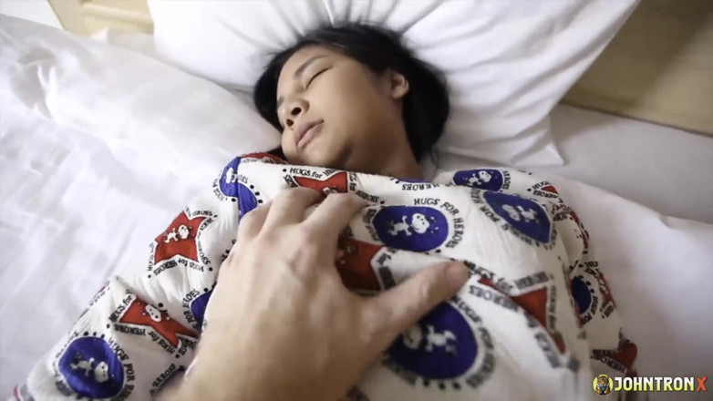 John Tron X: Si comel Thai bertatu menghisap dan mengongkek zakar besar saya