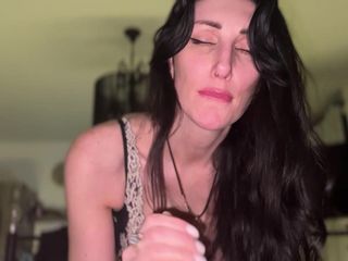 Liza Virgin: Mamă sexy incitantă are orgasm și suge pula