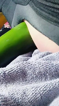 Tento pohledný mladík je velmi nadržený a potřebuje něco do zadku, dokud nevyvrcholí análním mlékem