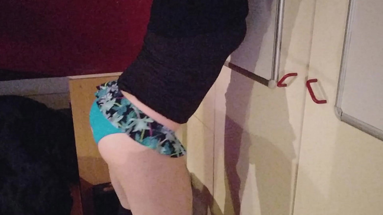 Joslin: Sissy joslin menari dengan bikini yang imut