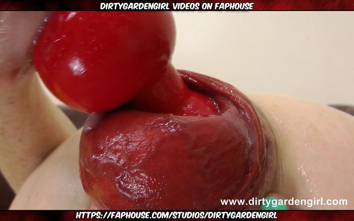 Dirtygardengirl: Une bite en forme de boule rouge se fait sodomiser