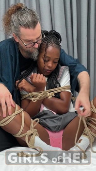 Ebenholz-college-mädchen praktiziert ihr stöhnen - japanischer shibari-bondage-stil