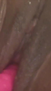 Banyo evinde sessiz olmaya çalışıyor, amcık ve anal oyun