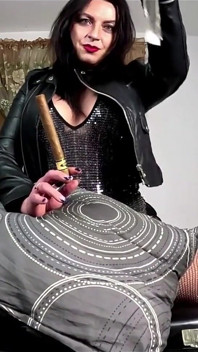 Diosa fetiche de tabaco, cuero, saliva, consolador instrucciones de paja y coño fumando