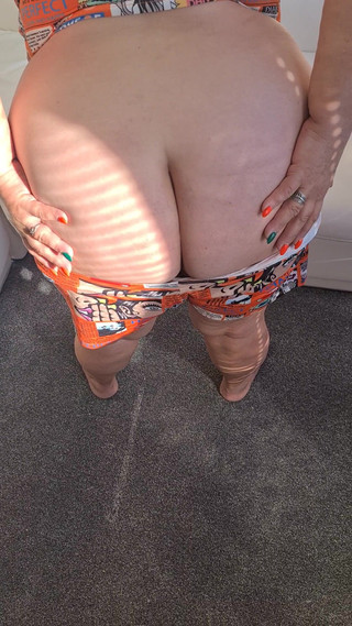 Twinkle Lady VIP: Starší bbw zralá manželka ukazuje svůj nahý velký bílý zadek...